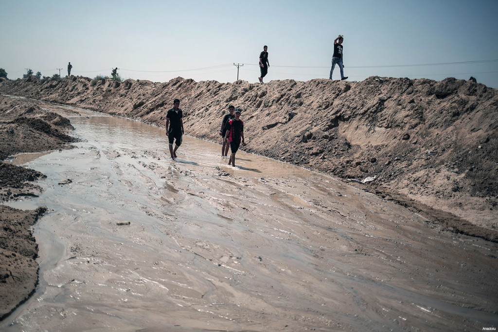 children-walk-on-the-Egypt-side-of-Rafah-in-puddles-after-army-flood-gaza-tunnels-Sep-18-2015