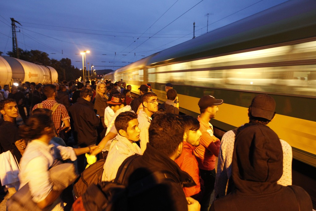 Biatorbágy, 2015. szeptember 5. A Keleti pályaudvarról gyalogosan érkezõ, Nyugat-Európába tartó illegális bevándorlók vonatra várnak a biatorbágyi vasútállomáson 2015. szeptember 5-én.  Az esti órákban a vasútállomások felé vette az irányt szinte valamennyi, korábban Bécs felé gyalog útnak induló migráns. MTI Fotó: Szigetváry Zsolt