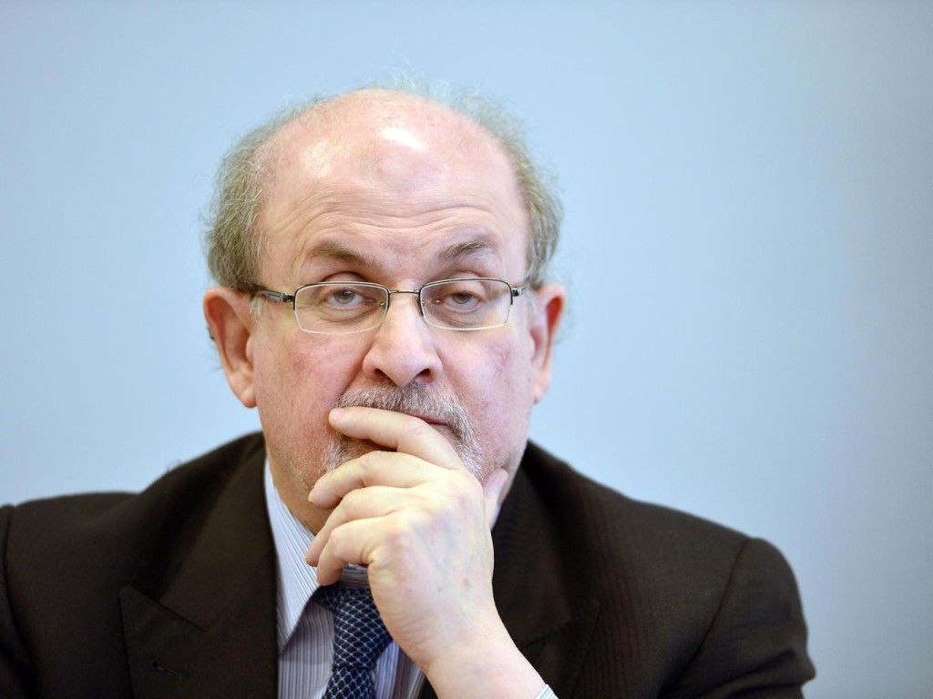 Nyakon szúrták Salman Rushdie-t, akire Irán vallási vezetője 33 éve mondott ki halálos ítéletet