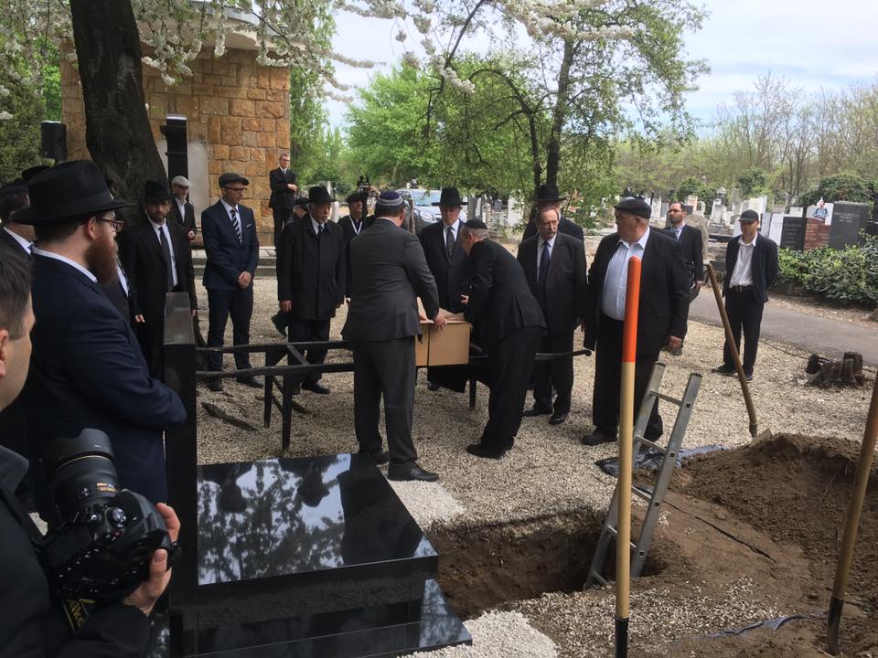 A Dunában talált emberi maradványo temetése 2