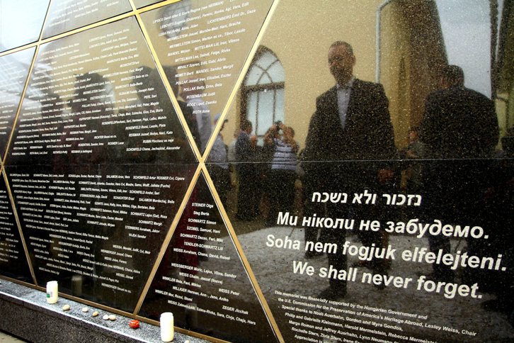 A holokauszt helyi áldozatainak állítottak emlékművet Beregszászon