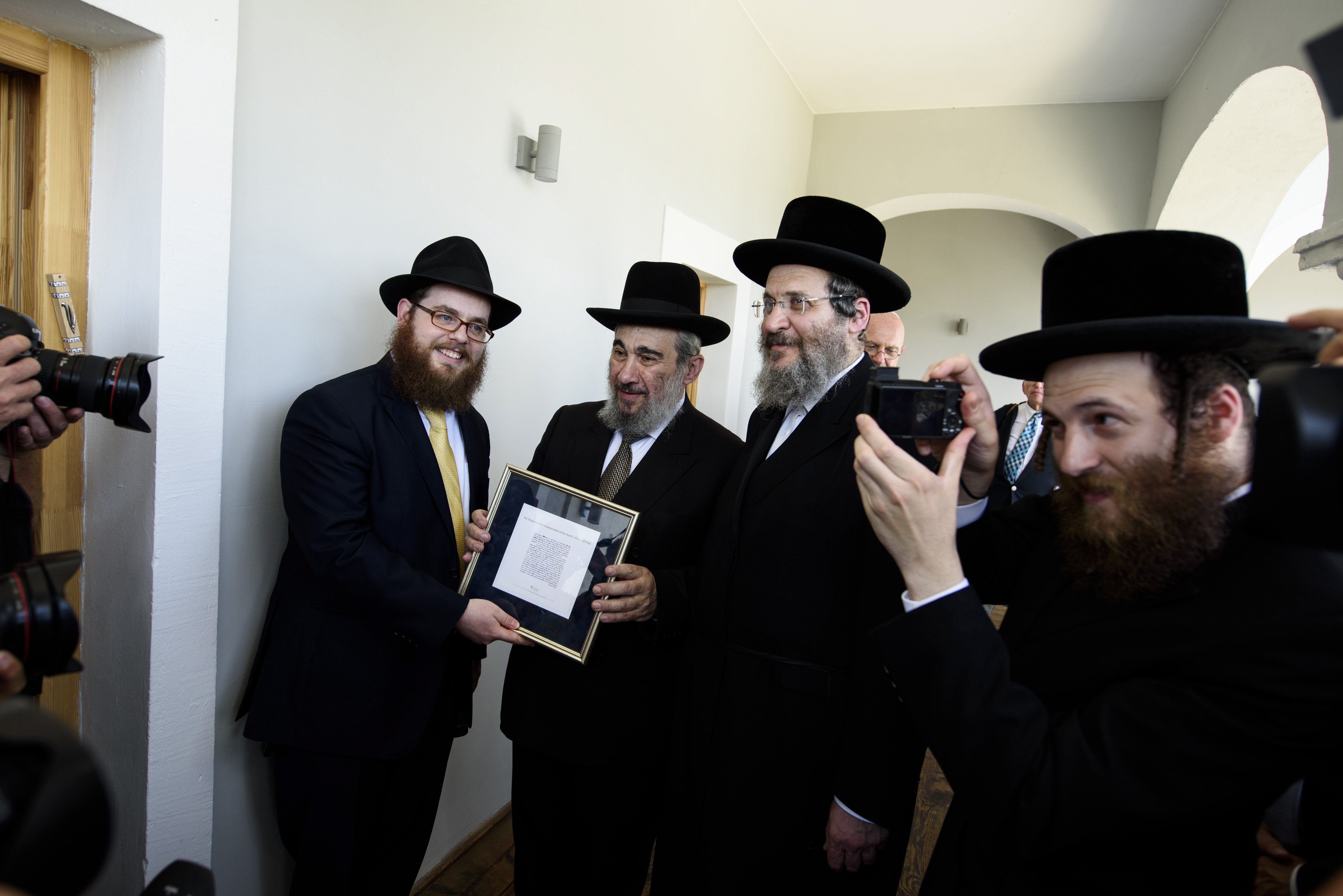 Mád, 2016. július 21. Köves Slomó, az EMIH vezetõ rabbija (b), Joel Ehrenreich rabbi (b2) és Naftoli Ehrenreich rabbi, az utolsó mádi rabbi, Ehrenreich Eliezer fia (b3)  a Mádi Rabbiház avatóünnepségén 2016. július 21-én. A rabbiház a Tokaj-hegyalja zsidó kulturális örökségi helyszíneit összekötõ zarándokút fejlesztése részeként újult meg. Az összesen 525 milliós projekthez az Egységes Magyarországi Izraelita Hitközség (EMIH) 460 millió forint európai uniós támogatást kapott. MTI Fotó: Komka Péter