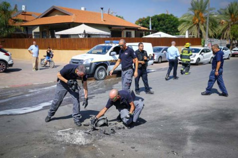 The site where a rocket fired from Gaza hit the southern Israeli city of Sderot. Two people are being treated for shock. October 05, 2016. Photo  by FLASH90 *** Local Caption *** ????? ????? ????