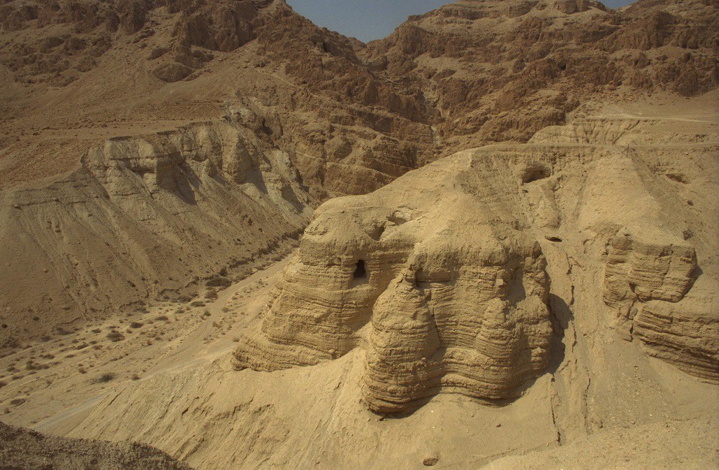 ONE OF THE QUMRAN CAVES, IN WHICH THE DEAD SEA SCROLLS WERE FOUND. àçú îîòøåú ÷åîøï ìéã éí äîìç, ùáäï ðîöàå äîâéìåú äâðåæåú.