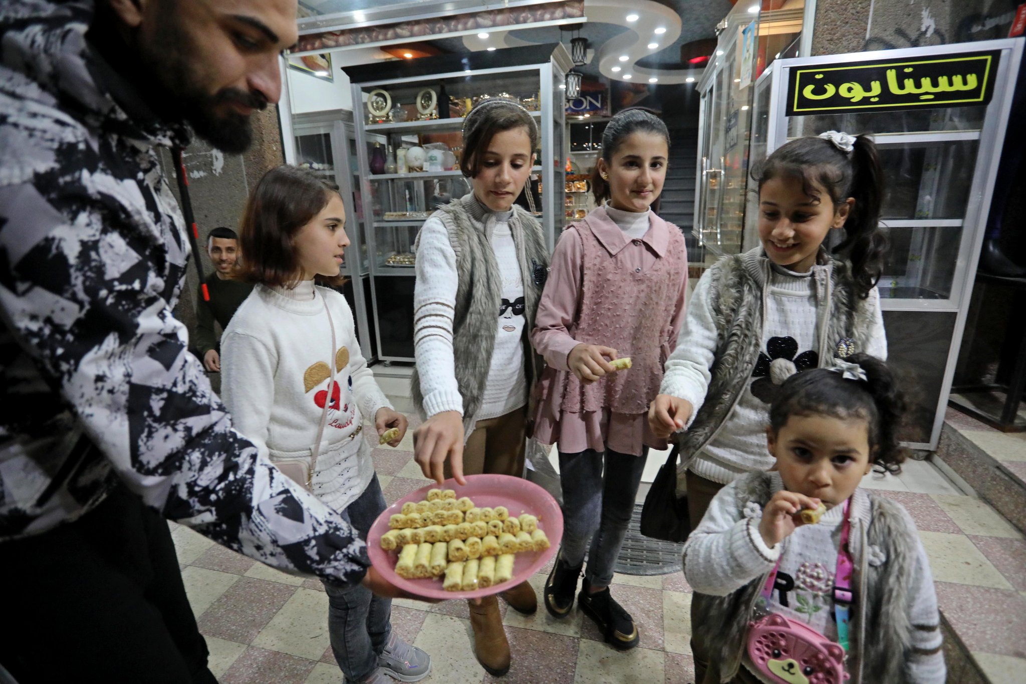 Gáza: a „sikeres” Bnei Brak-i merénylet után édességet osztanak az utcán | Szombat Online