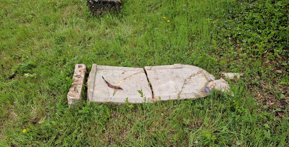 Kincses ládát nem talált a két 13 éves fiú, ezért döntötték le a sírköveket