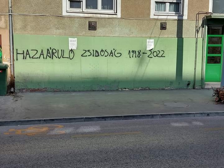 Antiszemita feliratot festettek egy budapesti ház falára 