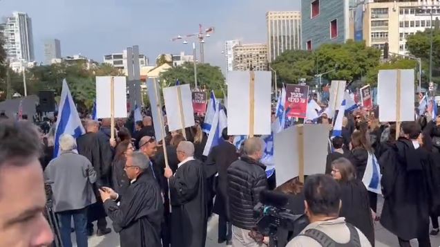 Izrael: Több száz ügyvéd tüntetett az igazságügyi „reform” ellen | Szombat Online