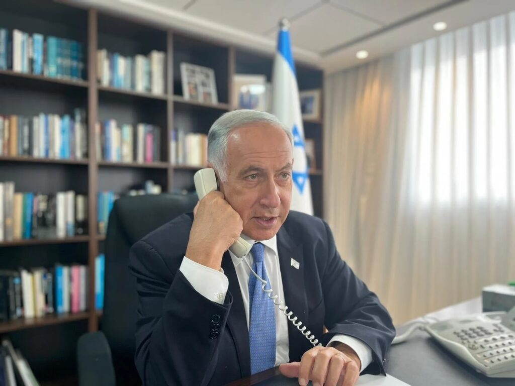 Netanjahu harapófogóban