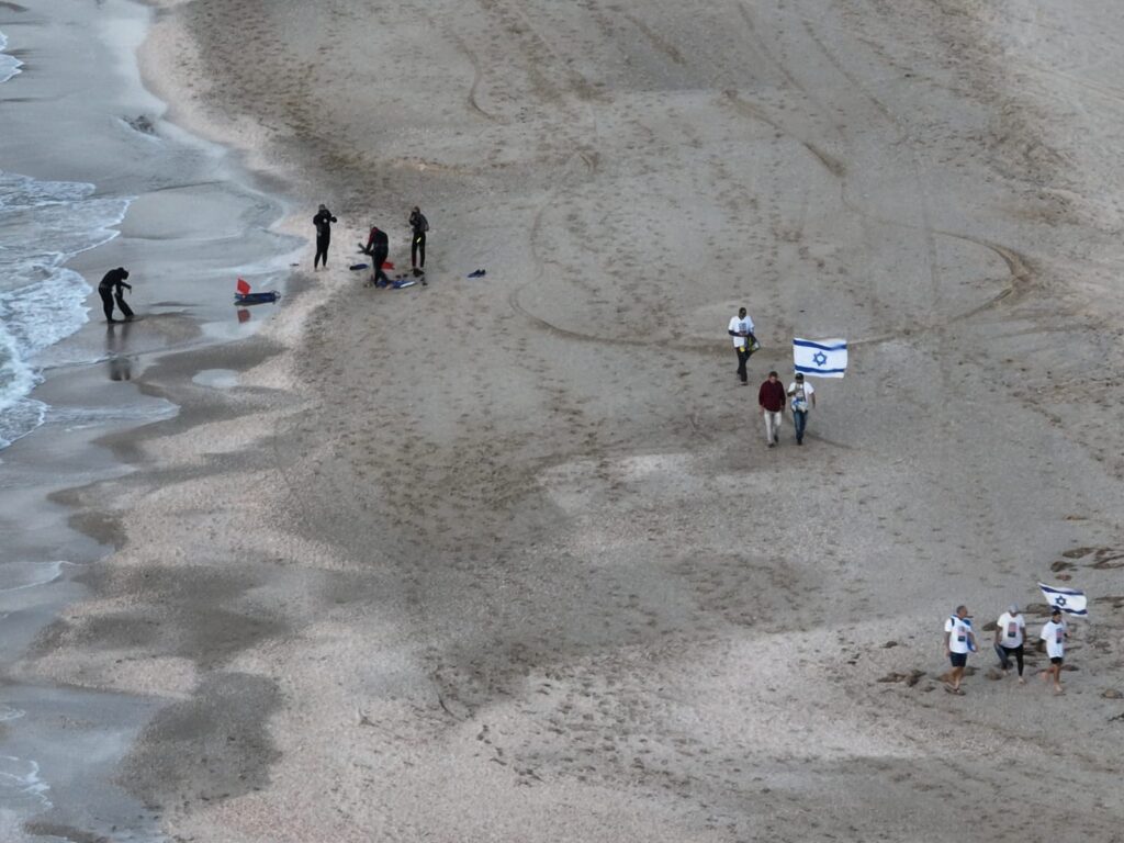Kormányellenes tüntetők kajakkal, búvárruhában, úszva próbálnak eljutni Netanjahu tengerparti házához