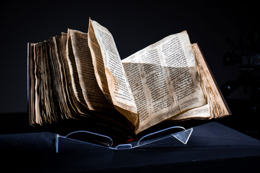 Árverése előtt kiállítják a világ legrégebbi ismert Bibliáját Tel-Avivban