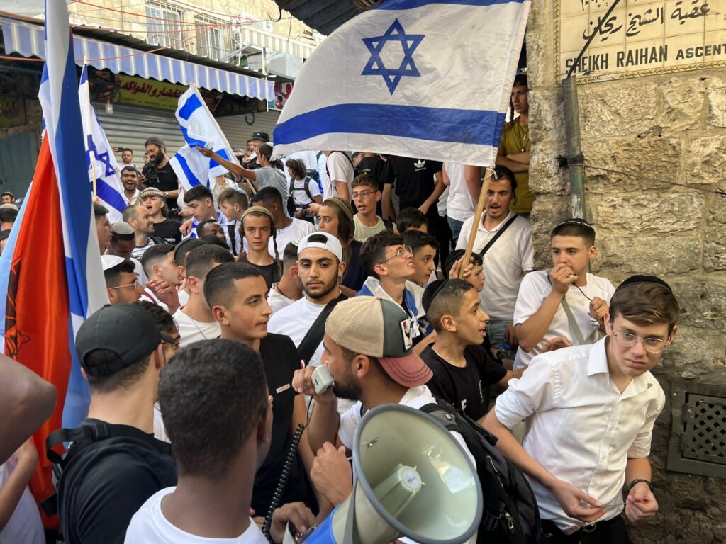 Kisebb összecsapásokkal véget ért a „Zászlós menet” Jeruzsálemben | Szombat Online
