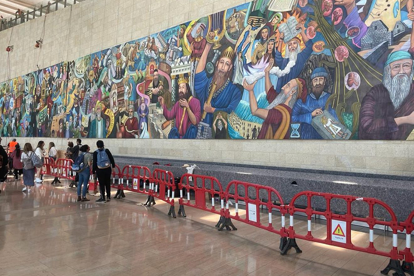 50 méteres falfestmény mutatja be a zsidó nép történetét a Ben Gurion repülőtéren | Szombat Online