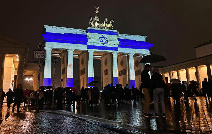 A szolidaritás gesztusai mellett világszerte megerősítették a zsidó intézmények védelmét | Szombat Online
