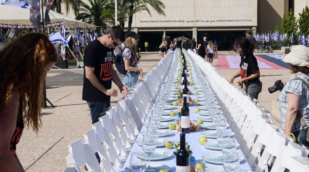 Tel Aviv: 203 fős sabati asztal emélkeztet a Gázába hurcolt túszokra | Szombat Online