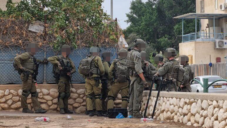 Izraeli katonák a gázai határ közelében