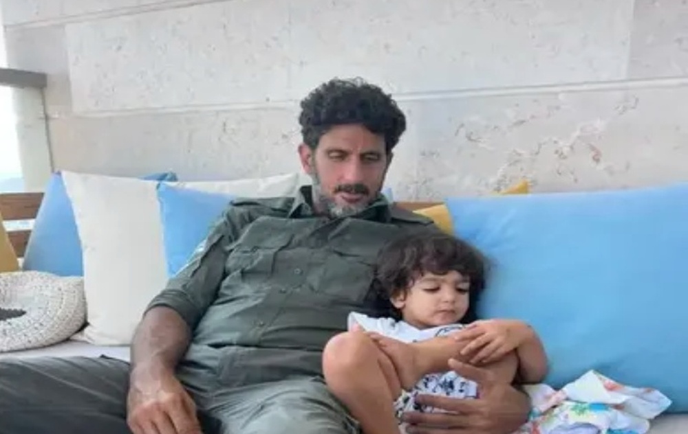 A Fauda sztárja, Tsahi Halevi, izraeli katonai egyenruhában a fiával. (FotóInstagram)