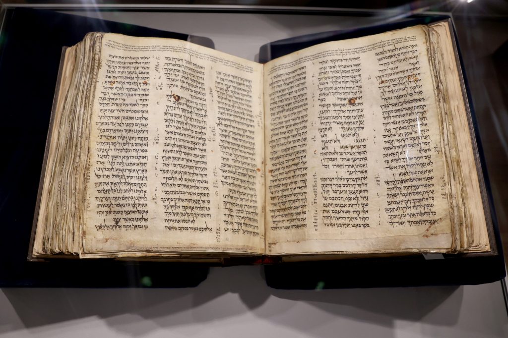 Megérkezett Izraelbe a Sassoon-kódex, a legrégebbi teljes héber Biblia | Szombat Online