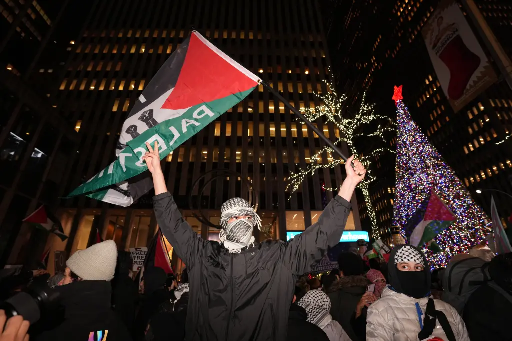 „Free Palestine!” – kiáltotta a karácsonyfa-állítás ellen tüntető tömeg New Yorkban