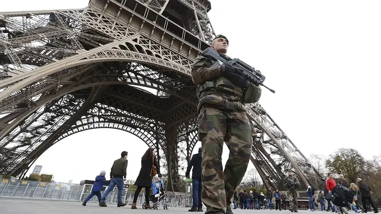 Késes merénylet az Eiffel-torony közelében