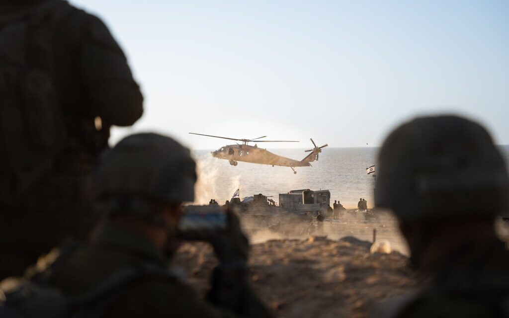 Az izraeli haderő a Gázai övezet több részén is támad