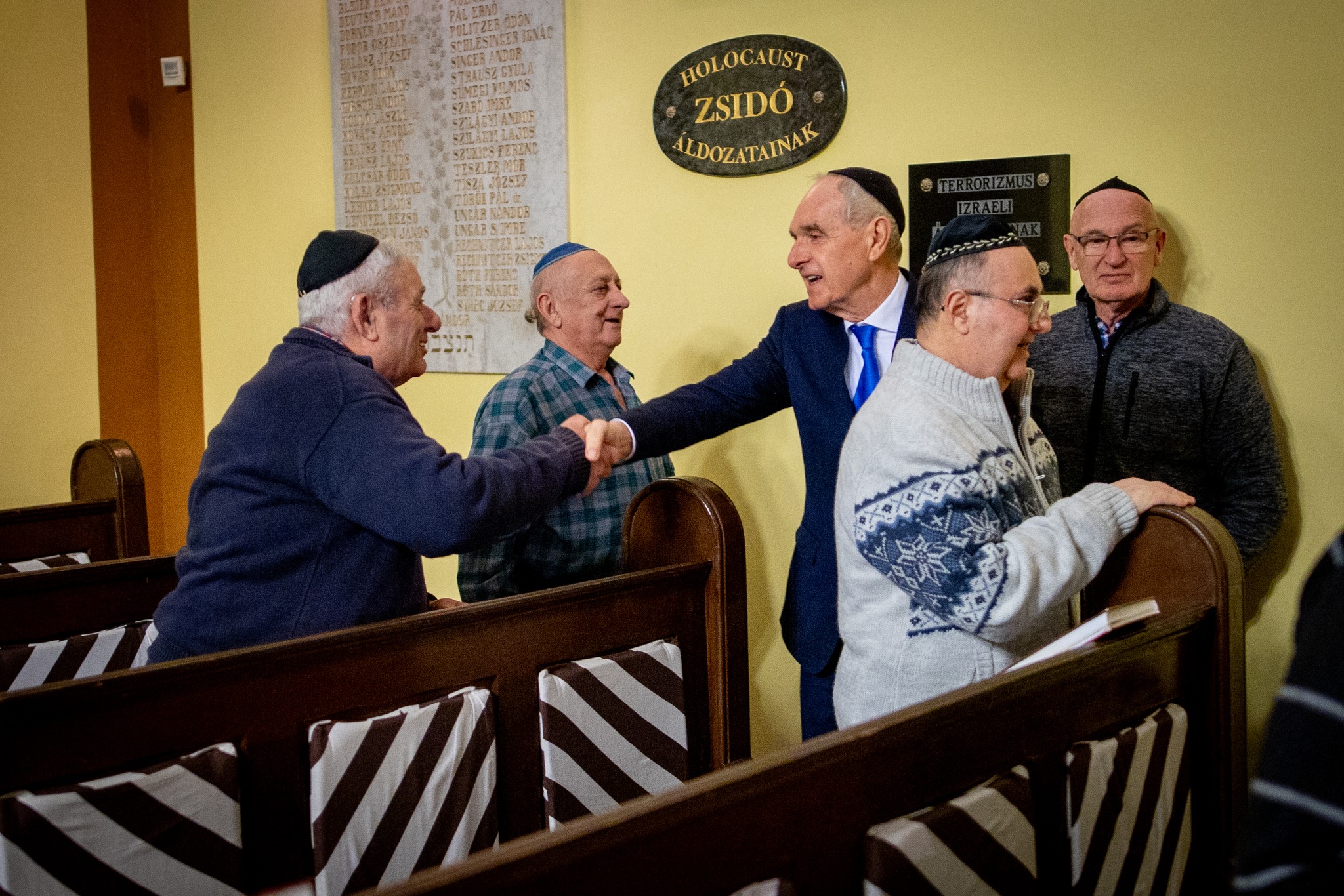 Kaposvár zsidó hitközsége is megkapta a Kaposvár 150 emlékzászlót | Szombat Online