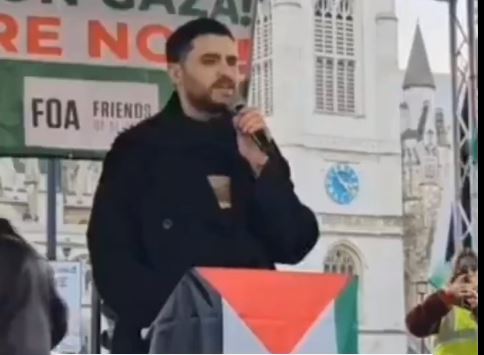 Palesztin költő egy londoni tömeggyűlésen: „Normalizálni kell a tömeggyilkosságokat” | Szombat Online