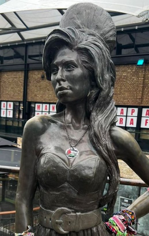 Palesztin párti tüntetők Londonban megrongálták Amy Winehouse szobrát | Szombat Online