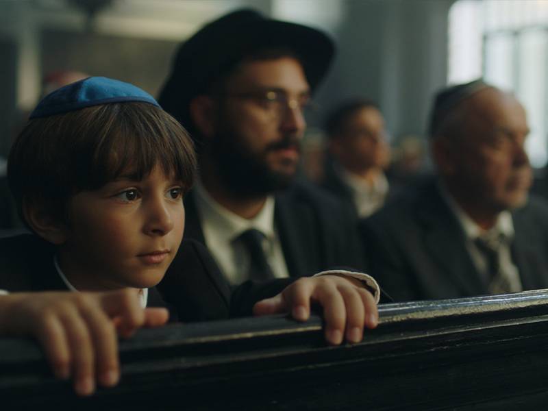 Csütörtöktől vetítik a magyar mozik a „Lefkovicsék gyászolnak” című filmet