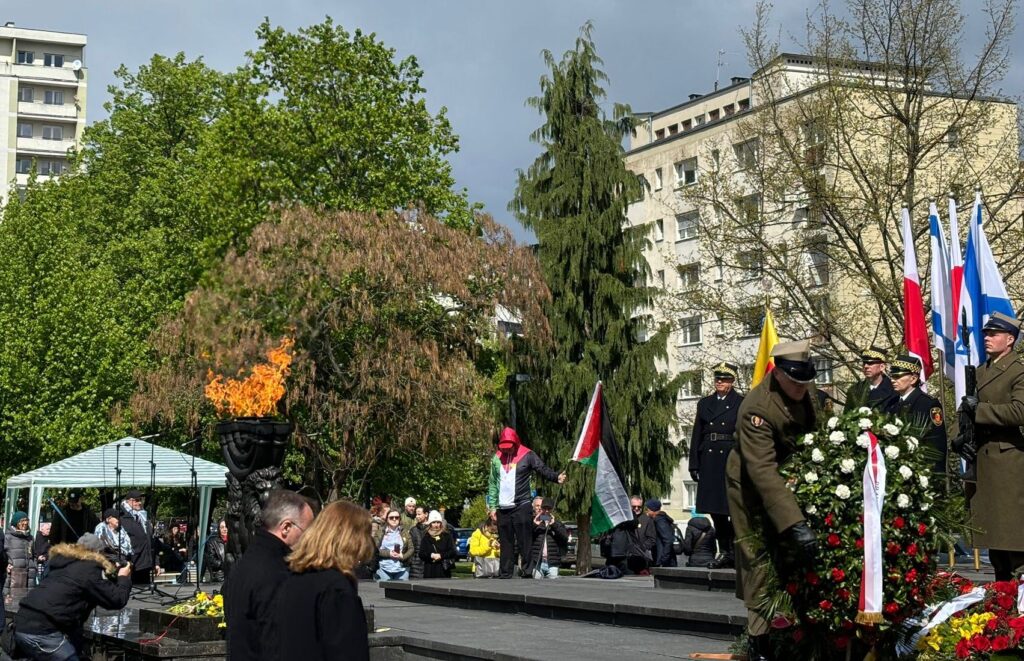Palesztin ellentüntető a varsói gettófelkelés emlékünnepségén