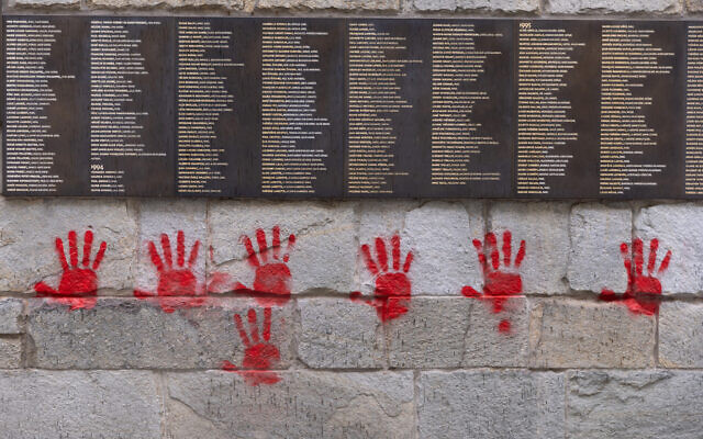 Összefirkáltak egy párizsi Holokauszt emlékművet | Szombat Online