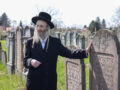 Avigdor Galandauer Londonból meglátogatta dédapja és nagyszülei sírját Bonyhádon