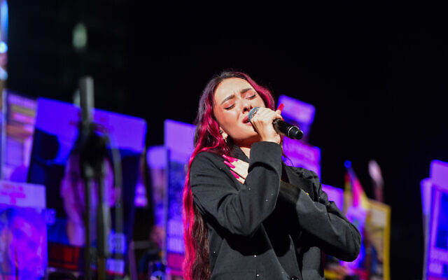 Eden Golan a túszok hozzátartozói előtt elénekelte dalának eredeti, cenzúrázatlan változatát