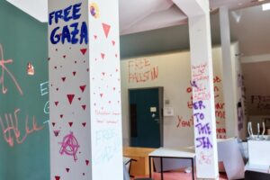 Hamasz párti tüntetők barbár pusztítása a berlini Humboldt Egyetemen