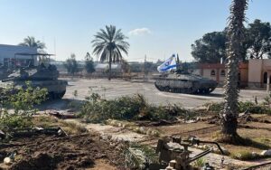 Izrael harckocsikkal hatolt be Rafahba
