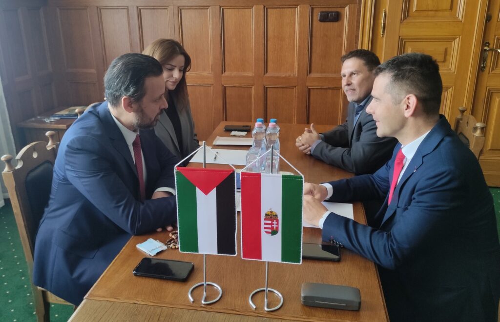 A Mi Hazánk vezetői az Országházban vendégül látták a palesztin nagykövetet