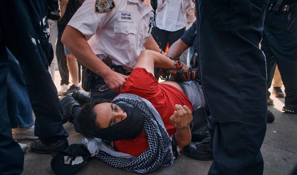 Palesztinpárti tüntetők betörtek a New York-i Brooklyn Múzeumba