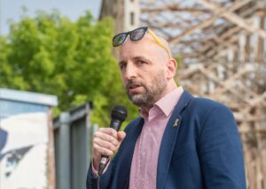 Az Izrael-párti blogger beperelte a történészt, aki szerint ő „a palesztinok kiirtását üdvözli”