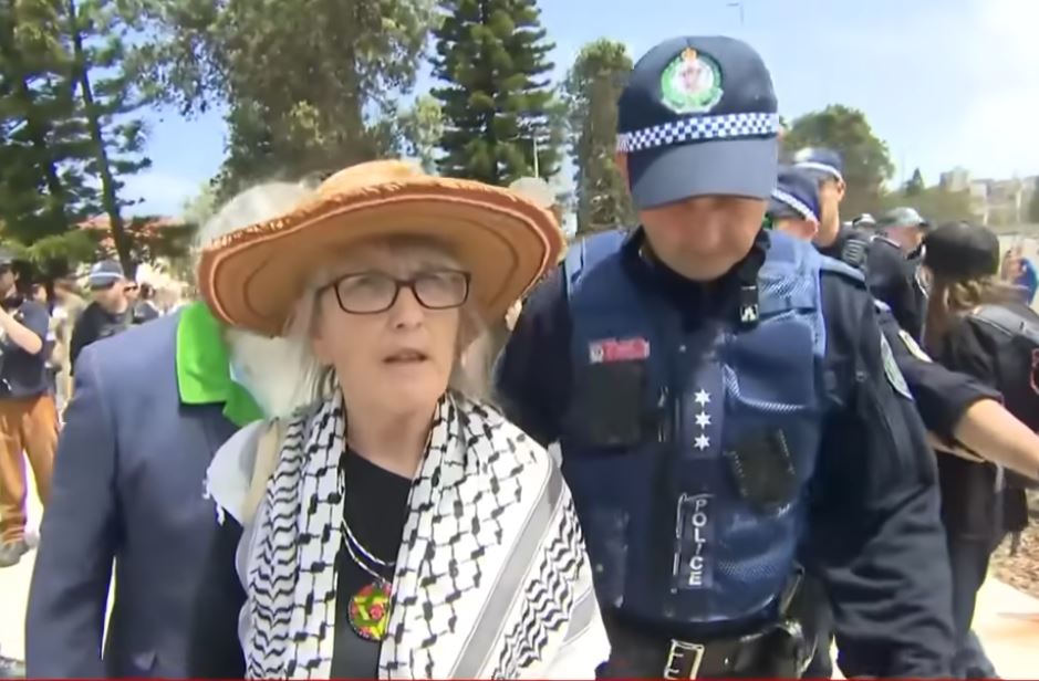 Palesztinpárti provokátor az ausztráliai terrortámadásra emlékezők között