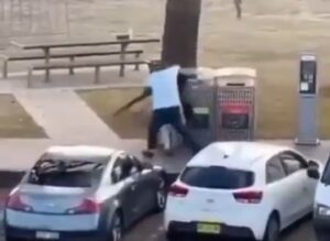 Az egyik merénylőt Sydney-ben egy arab járókelő fegyverezte le