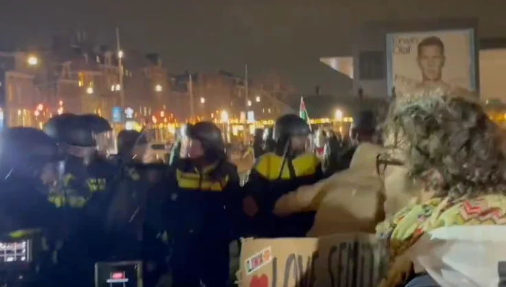 Rendőröknek kellett fellépniük az amszterdami hanukai koncert ellen tüntetőkkel szemben