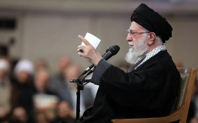 Hamenei bekeményít: Irán nem fog „meghátrálni” a „szabotőrökkel” szemben, Trumpot „megdöntik”