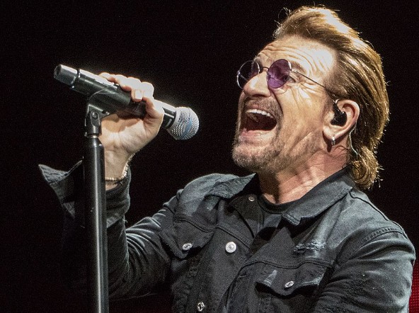 A U2 új albumán izraeli költőt zenésít meg, és egy palesztin aktivistára is emlékezik