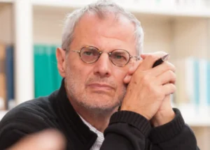 Nem egyformán, de egyaránt nem alkotmányos demokráciák