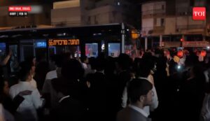 Bnei-Brak: Feldühödött ultraortodoxok katonanőkre támadtak