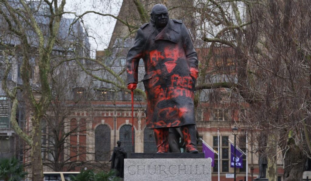 „Cionista háborús bűnös” – írták palesztin aktivisták Churchill szobrára Londonban