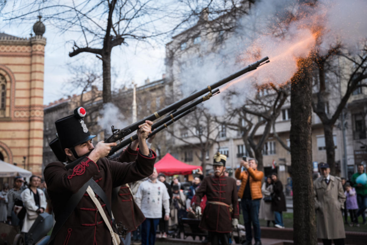 Látványos zsidó vonatkozású március 15-i ünnepségére készül a MAZSISZEM március 16-án 16 órakor a Herzl Tivadar téren