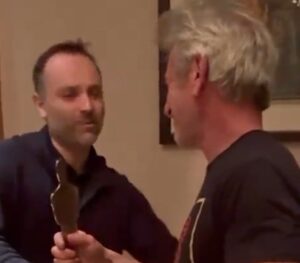 Ukrajna „Vas-Oscar-díjat” adott át Sean Penn-nek orosz rakéta által megsemmisített vasúti kocsi maradványaiból