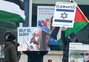 Durván antiszemita plakátok egy torontói demonstráción