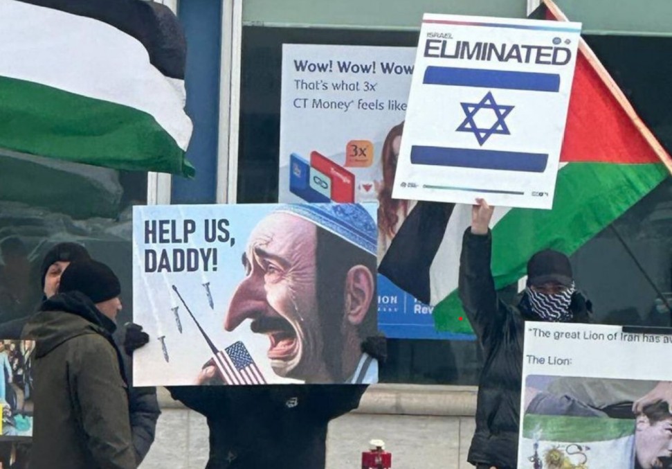 Durván antiszemita plakátok egy torontói demonstráción